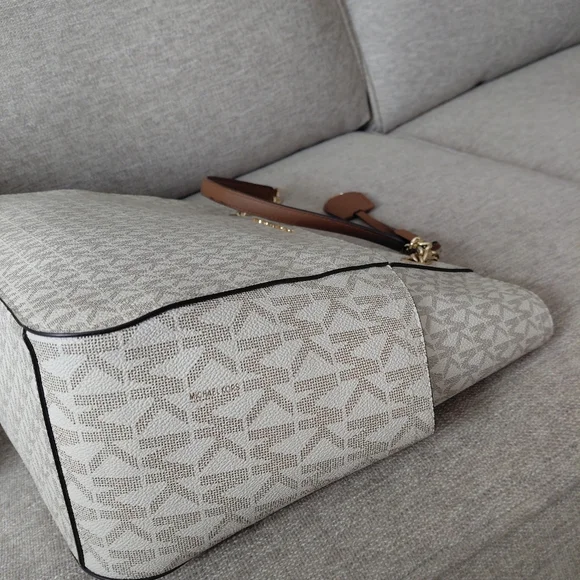 Michael Kors Jet Set Travel Tote Bag - Picture 6 of 11